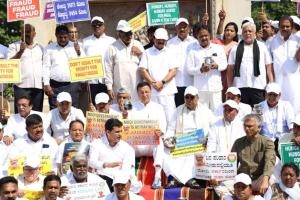 कर्नाटक को सूखा राहत जल्द जारी करने की मांग, सिद्दरामैया और कांग्रेस नेताओं ने धरना दिया